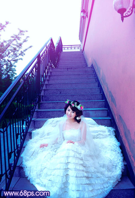 Photoshop调出楼梯婚片艳丽的蓝紫色_亿码酷站___亿码酷站平面设计教程插图1